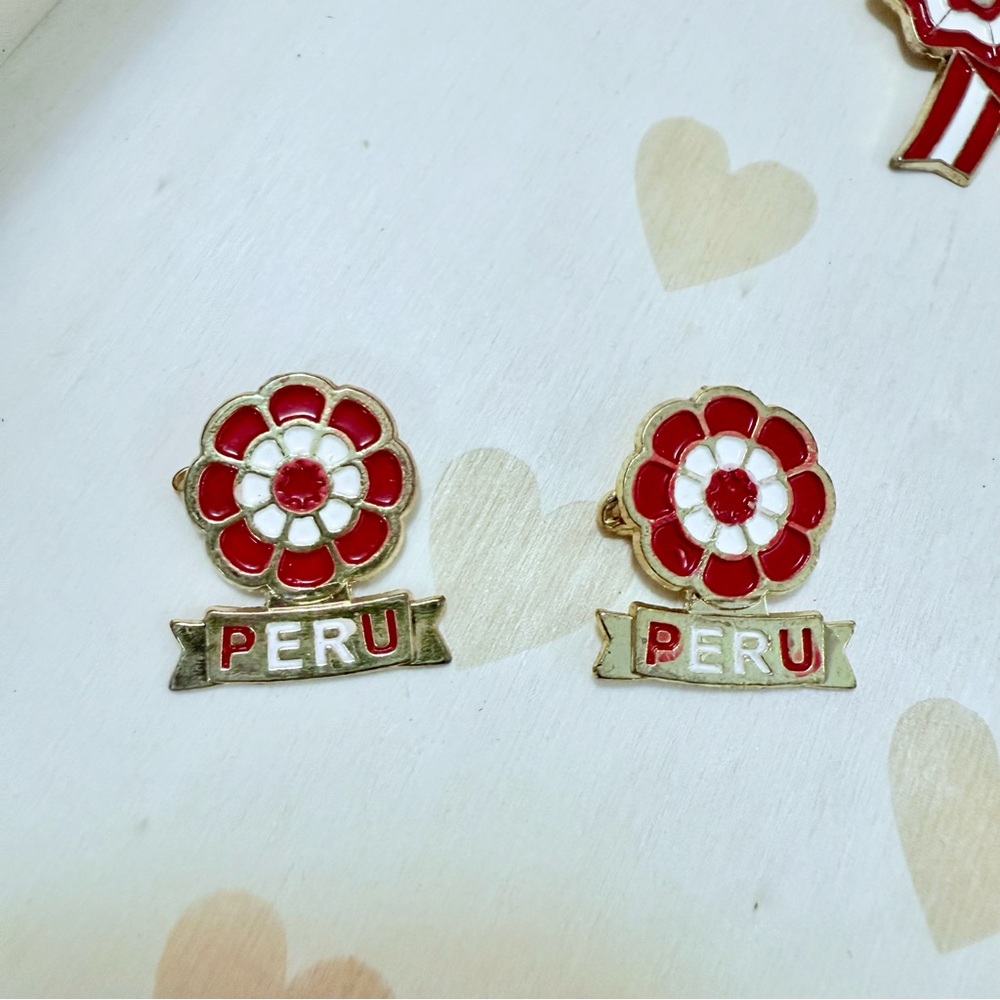 Red and White Peru Flower pin